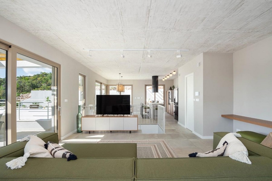 Obývací pokoj se sedací soupravou a výhledem do kuchyně