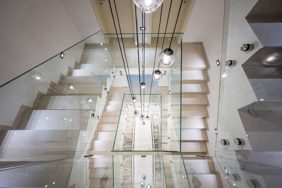 Schodiště se skleněným zábradlím a designovými světly