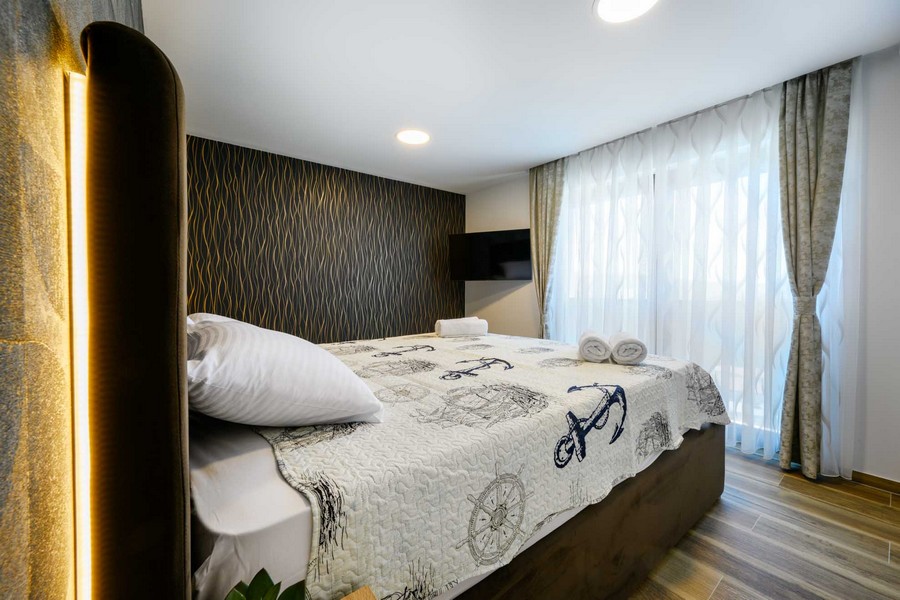 Ložnice s manželskou postelí a vstupem na balkon