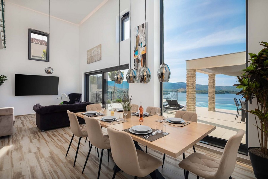 Jídelna s velkým proskleným průčelím a výhledem na moře