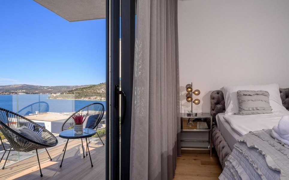 Ložnice s balkonem a výhledem na moře