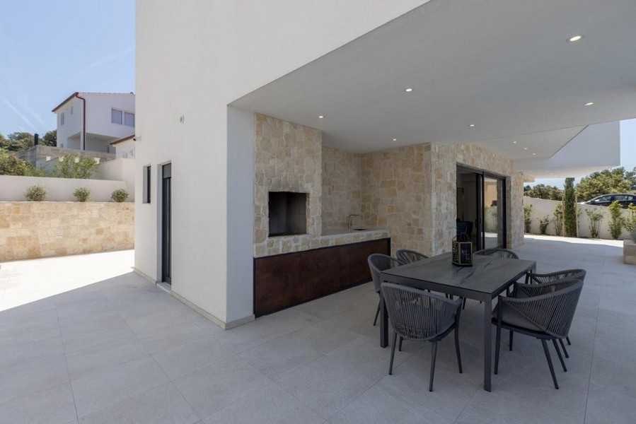 Krytá terasa s grilem a jídelním stolem