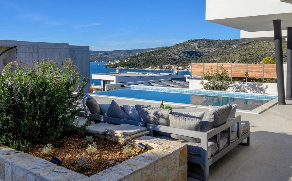 Terasa se salonkem a nekonečným bazénem, ​​výhled na moře