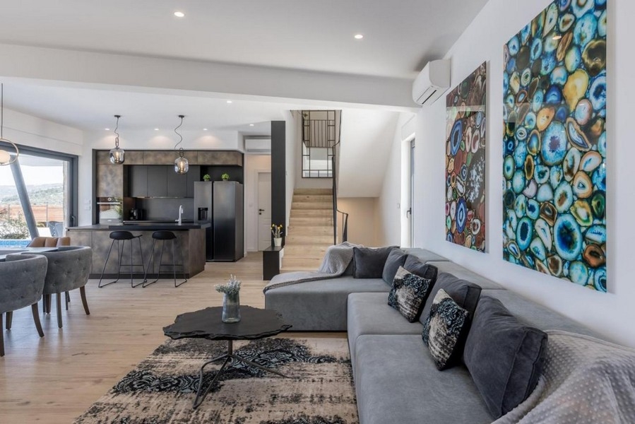 Otevřený obývací a kuchyňský kout se schodištěm