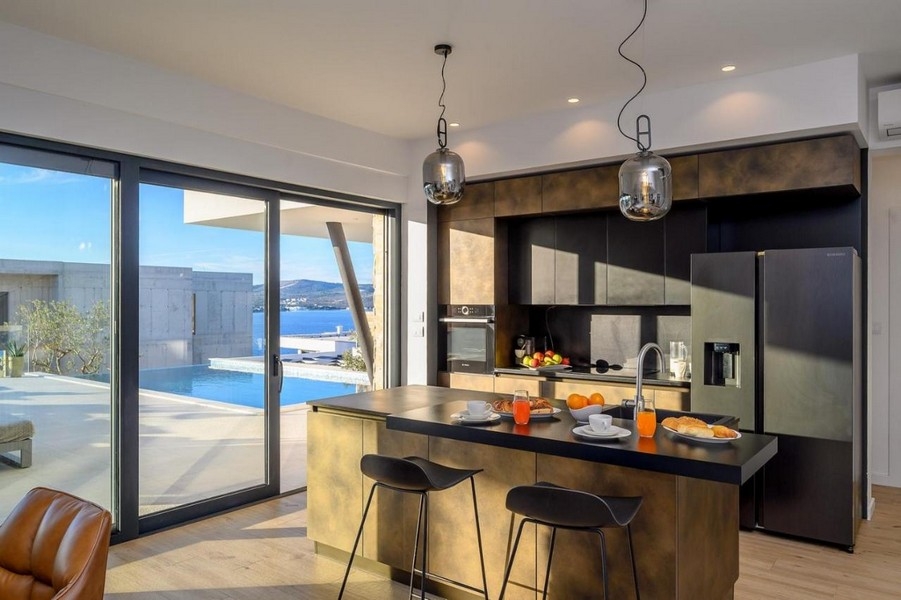 Moderní kuchyně s výhledem na ostrov a moře