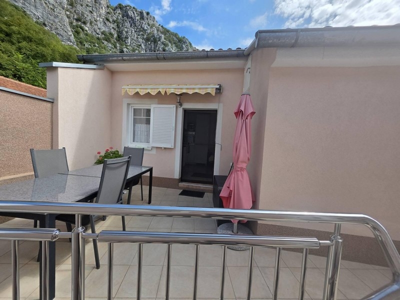 Terasa s markýzou, posezením a slunečníkem