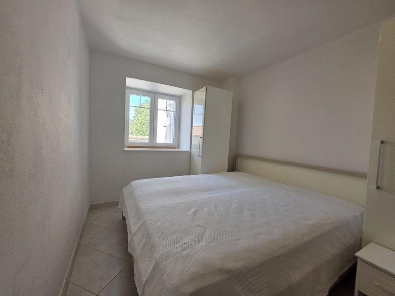 Ložnice s manželskou postelí a šatní skříní