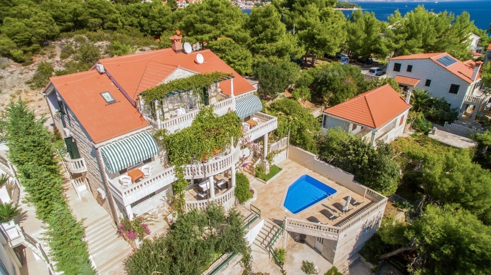 Vila na Brači s bazénem a středomořskou zahradou