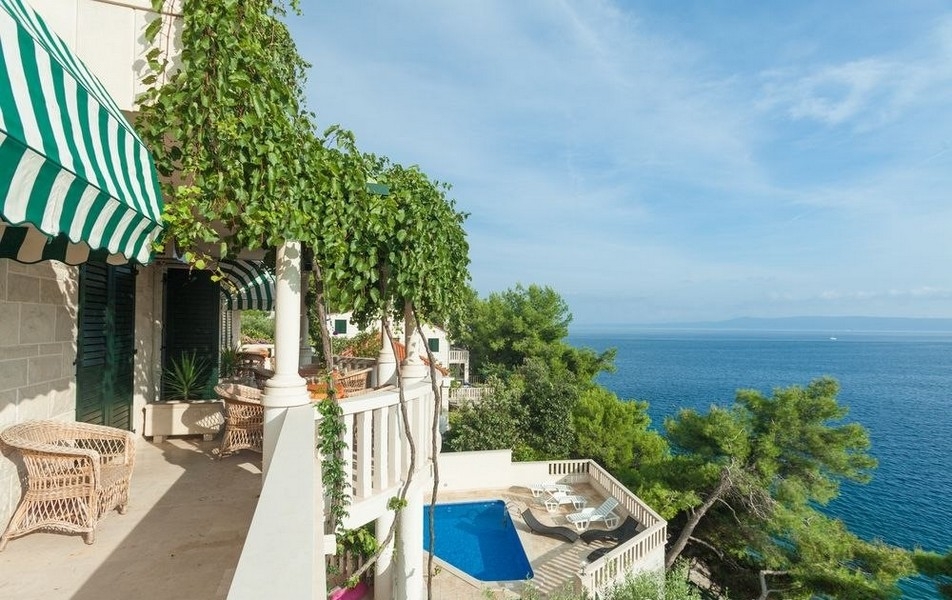 Balkon s výhledem na bazén a moře