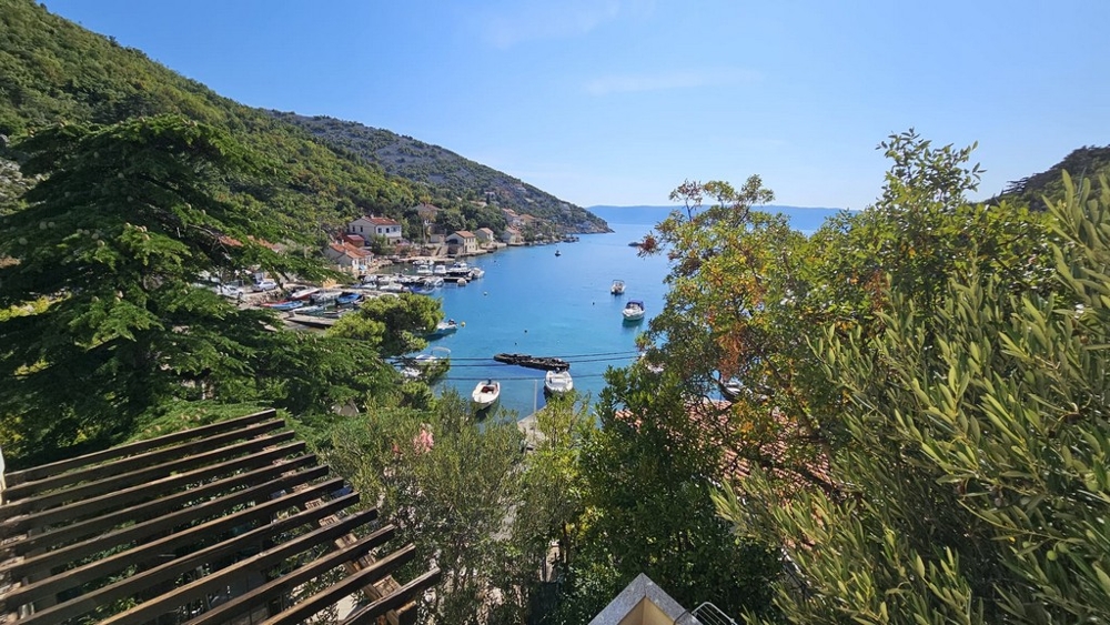 Výhled na moře z horního patra nemovitosti H3673 v Chorvatsku.