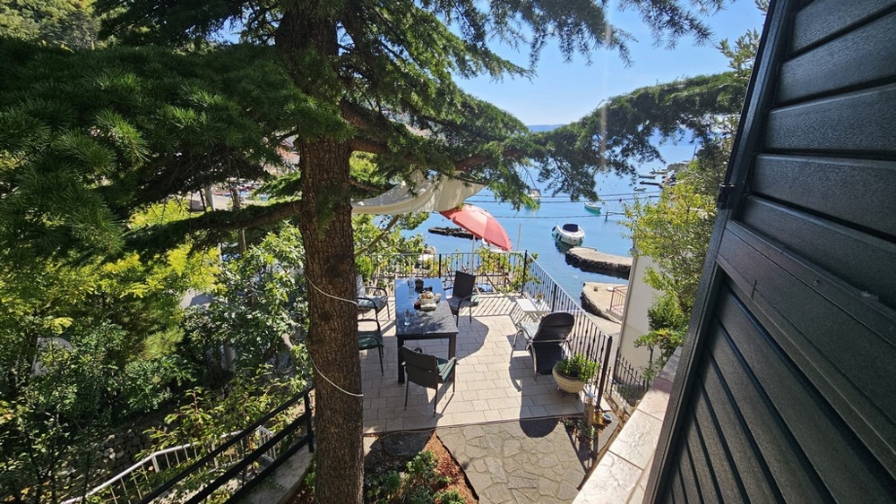 Terasa s posezením a výhledem na moře