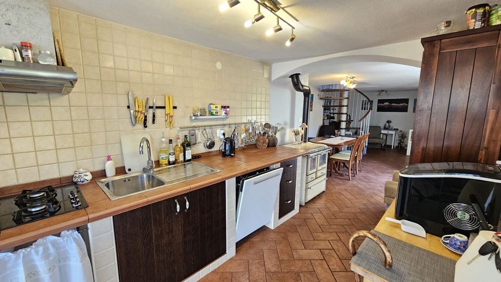 Kuchyň s jídelním koutem a vstupem do obývacího pokoje