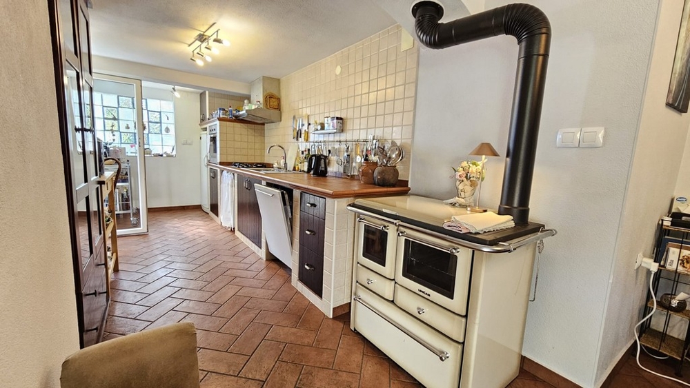 Kuchyně s krbovými kamny a dlažbou