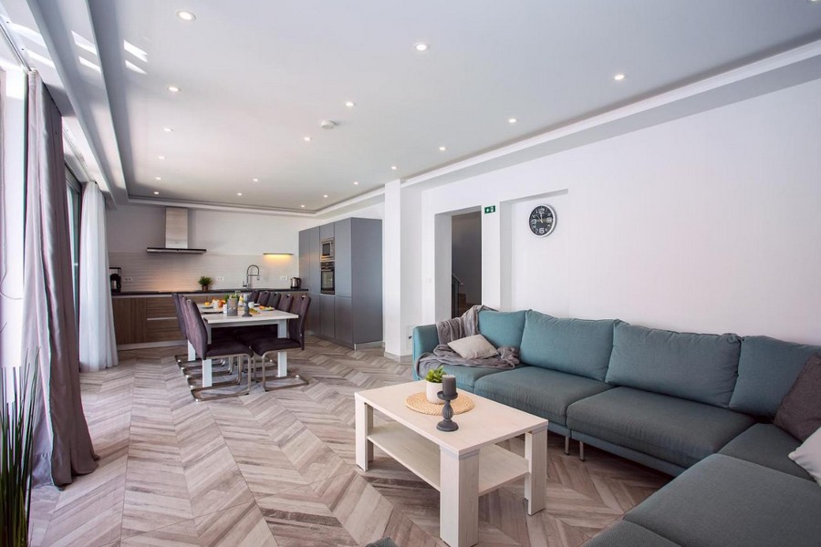 Otevřený obývací a kuchyňský kout s moderním vybavením