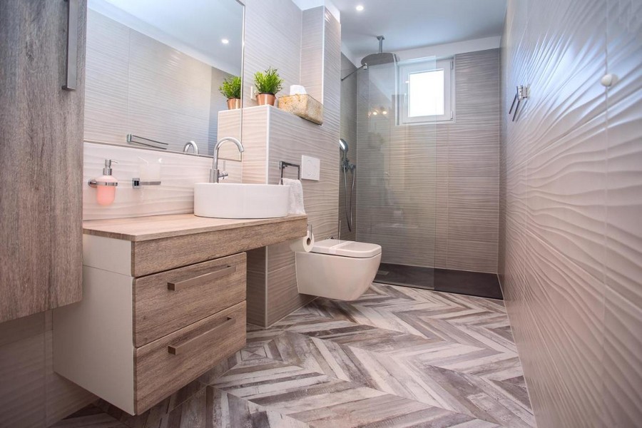 Moderní koupelna se sprchovým koutem a umyvadlem