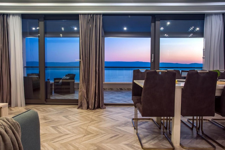 Jídelna s výhledem na moře přes velká okna