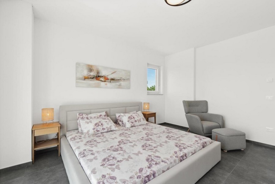 Ložnice s manželskou postelí a křeslem