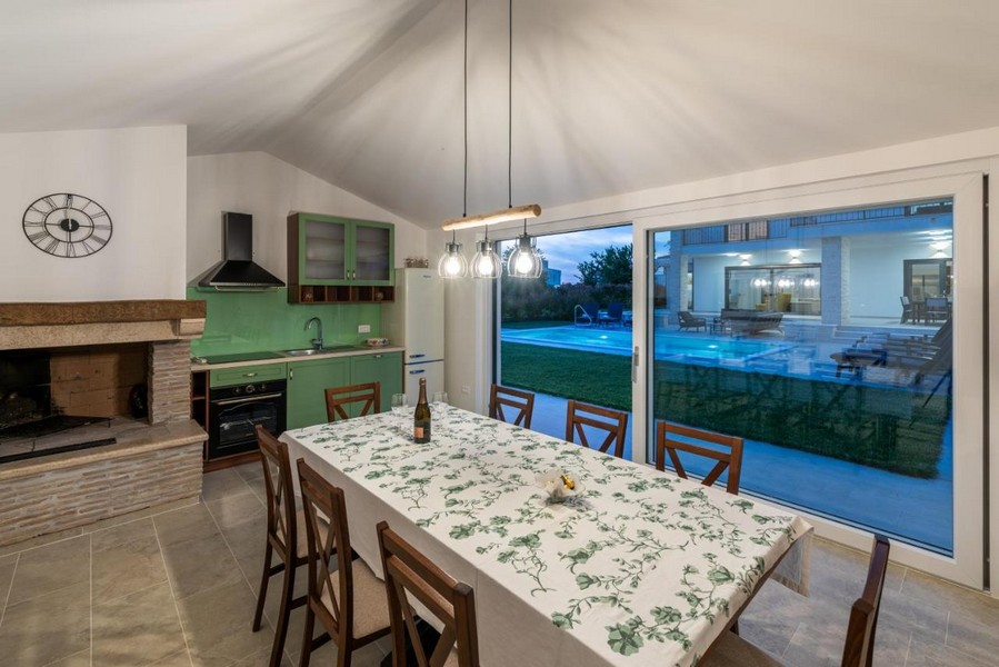 Jídelna v přístavbě s krbem a vstupem na zahradu