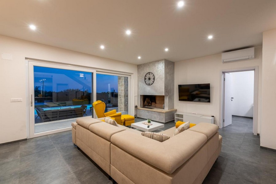 Obývací pokoj s krbem a moderním nábytkem