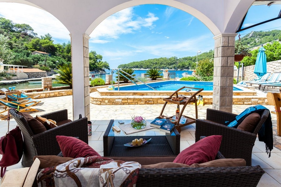 Krytá terasa s výhledem na bazén a moře