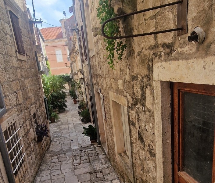 Ulice, kde se nachází dalmatská nemovitost H3678 v Chorvatsku.