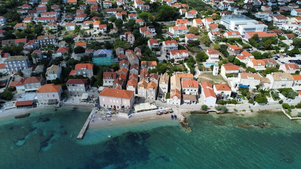 Letecký pohled na pobřežní město Orebić s výhledem na moře