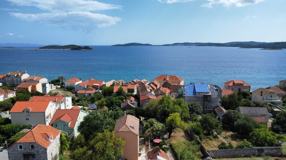 Pohled z Orebiče přes střechy a moře