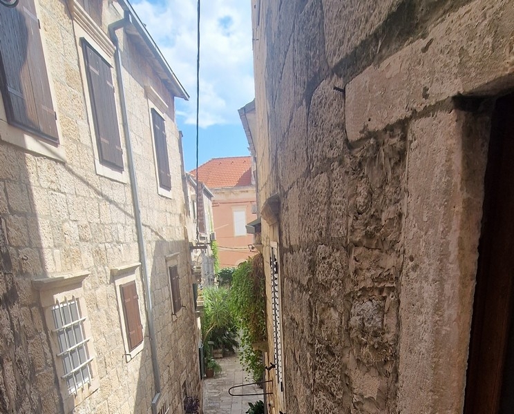 Úzká ulička s tradičními kamennými domy