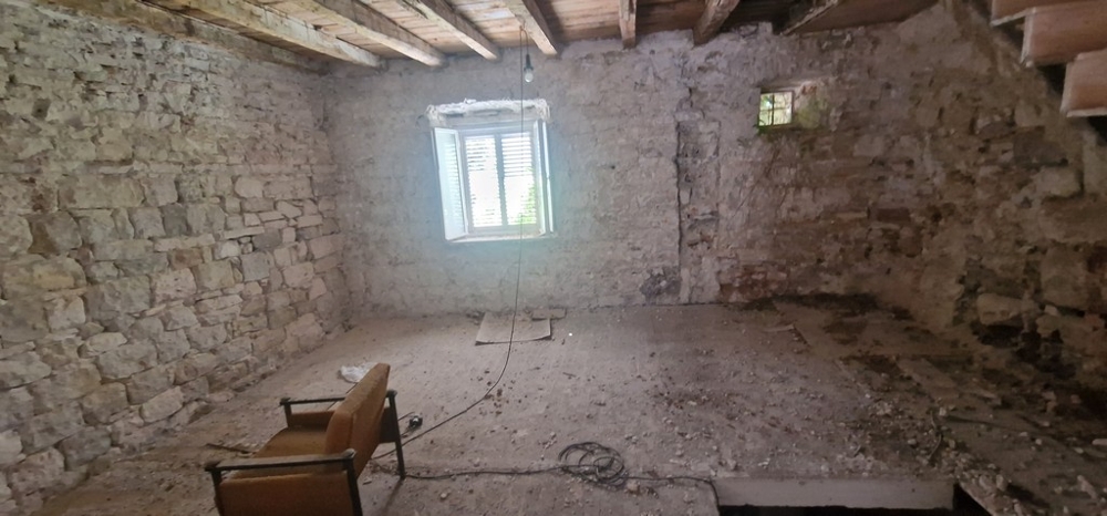 Interiér starého kamenného domu, který potřebuje renovaci