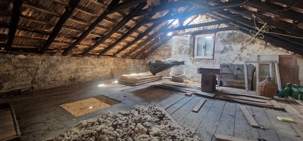 Podkrovní starý kamenný dům s dřevěným stropem