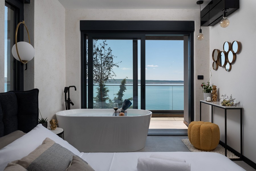 Koupelna s vanou a panoramatickým výhledem na moře