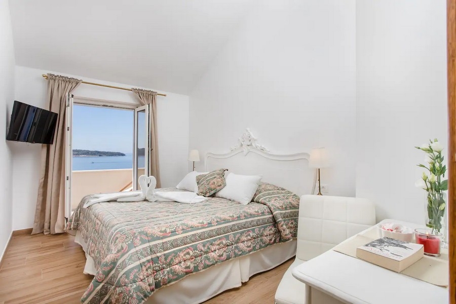 Ložnice s manželskou postelí a výhledem na moře