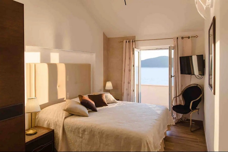 Ložnice s manželskou postelí, balkonem a výhledem na moře