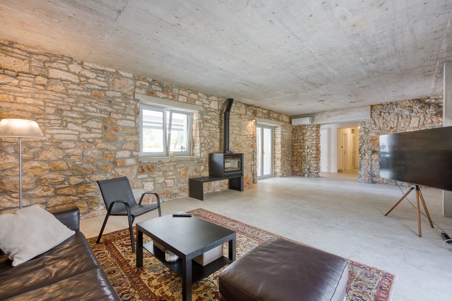 Obývací pokoj s krbem a stěnami z přírodního kamene