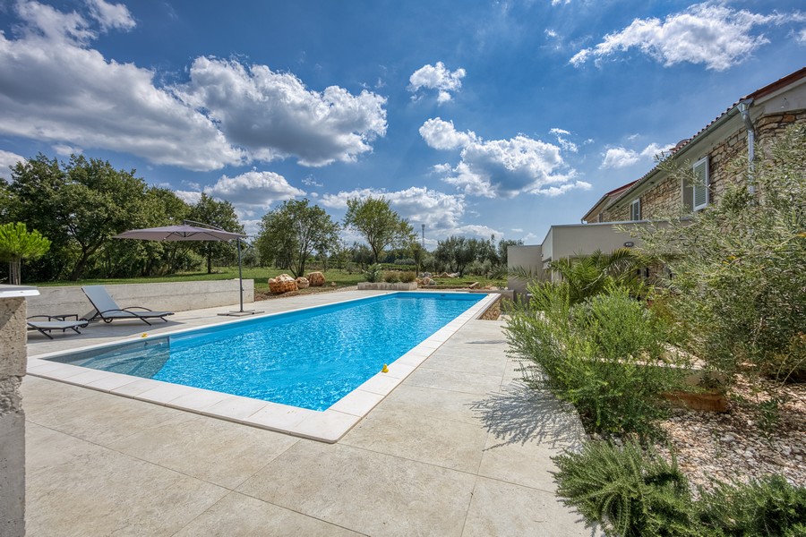 Bazén se sluneční terasou a lehátky - objekt H3684