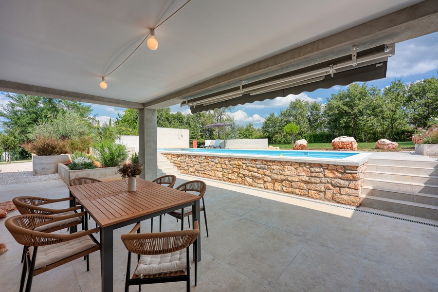 Krytá terasa s jídelním koutem u bazénu