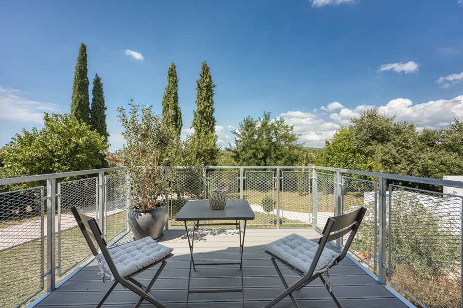 Balkon s posezením a výhledem do zeleně