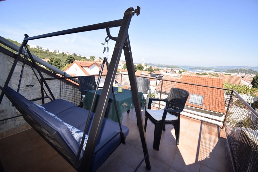 Střešní terasa objektu H3689 na Murteru.