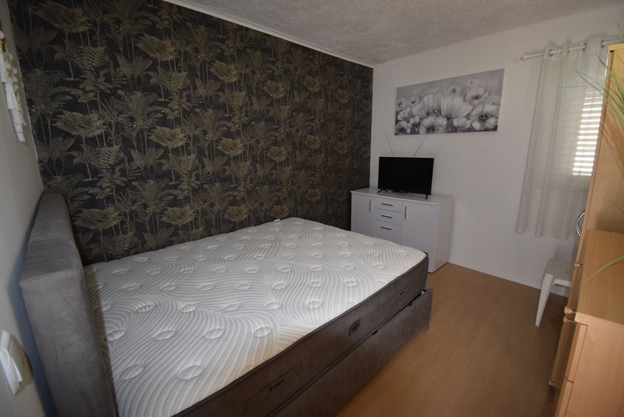 Ložnice s manželskou postelí a TV