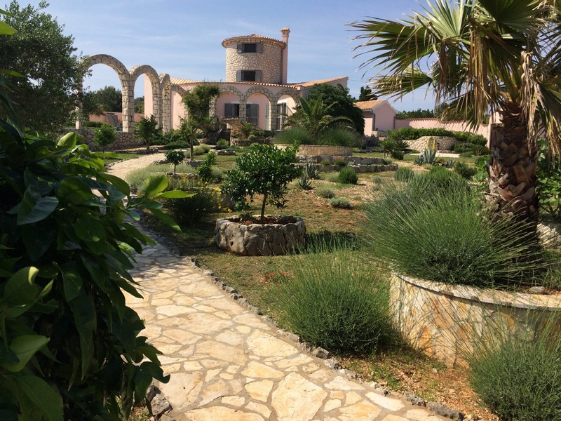 Středomořská luxusní vila s palmami v zahradě - prodej.