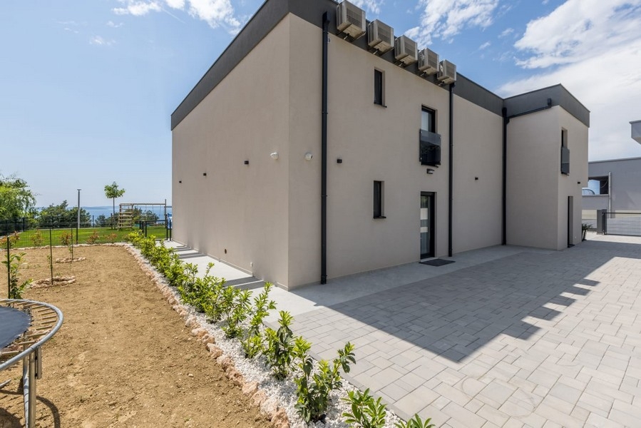 Zadní pohled na vilu s dlážděnou plochou