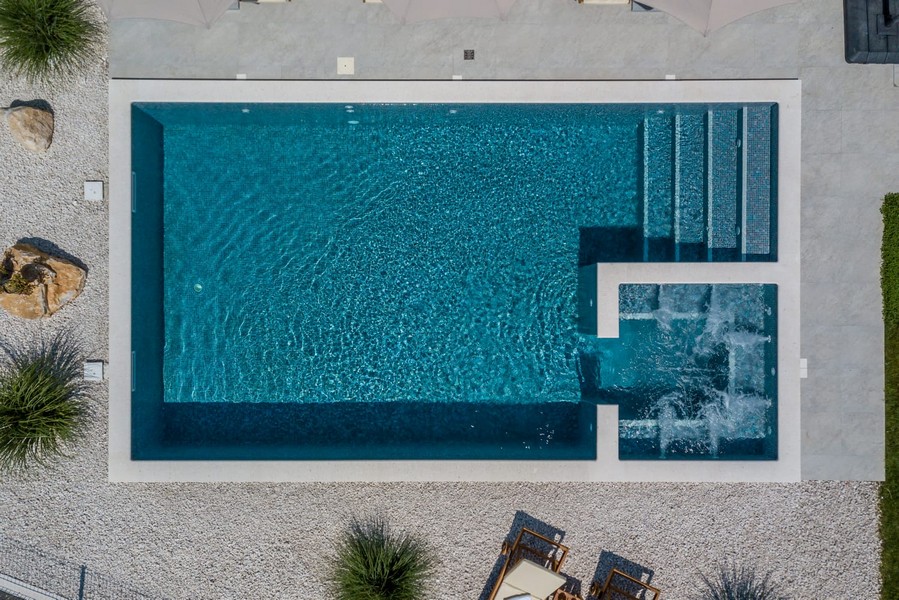 Bazén luxusní vily H3693 na prodej nedaleko Splitu v Chorvatsku.