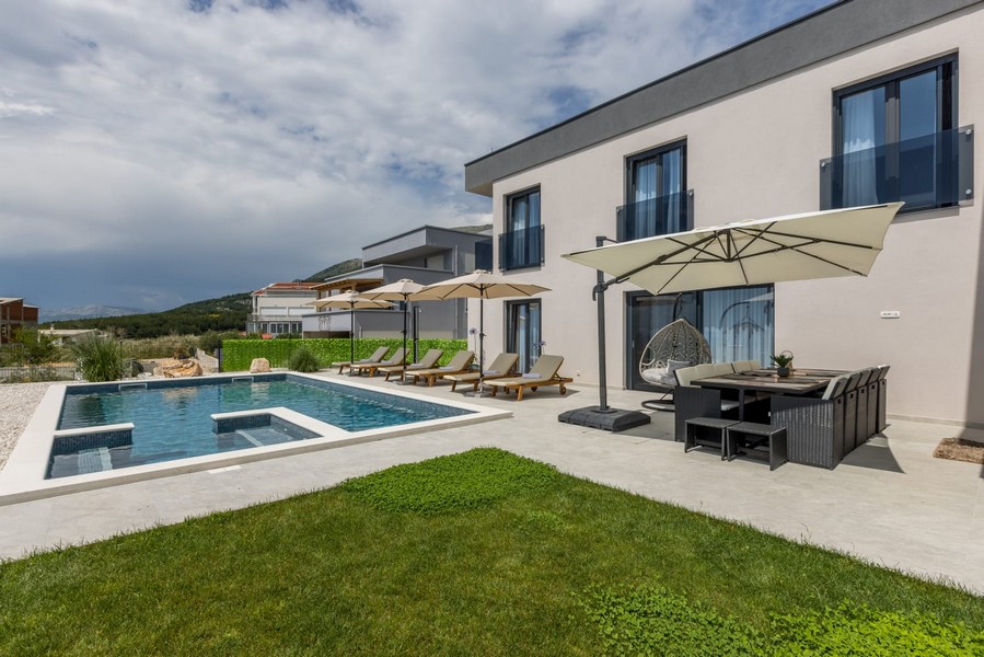 Moderní vila s bazénem a sluneční terasou v Podstrana, Chorvatsko.