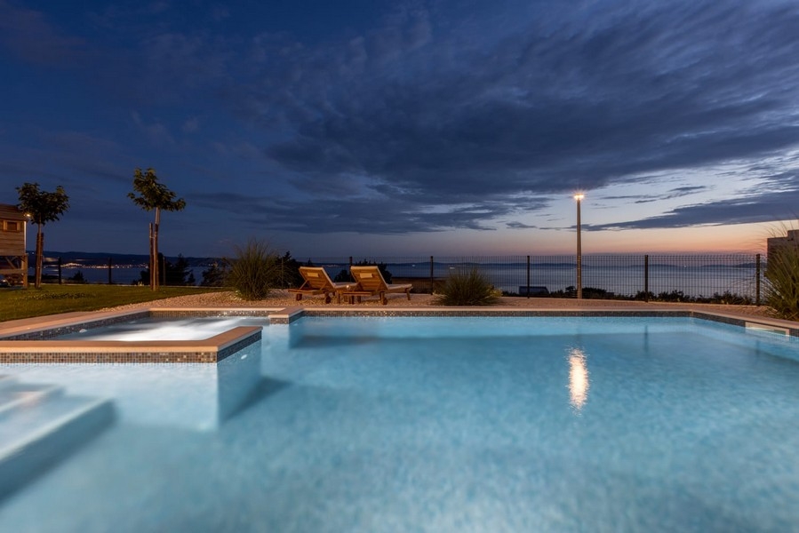 Bazén za soumraku s výhledem na moře