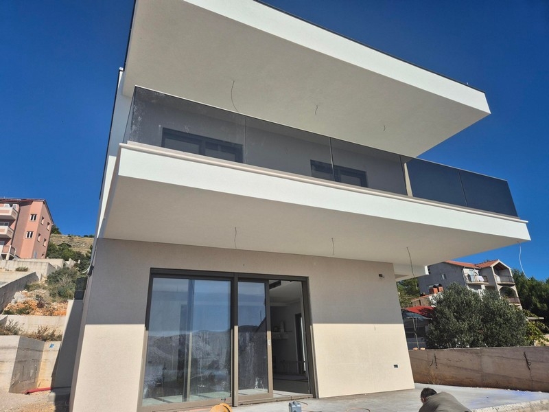 Moderní vila u moře na prodej v Šibeniku, Chorvatsko.