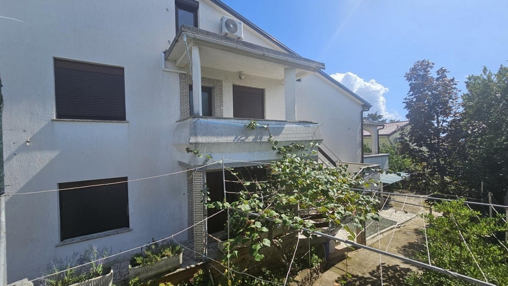 Venkovní pohled na dvojdomek s balkonem a zahradou