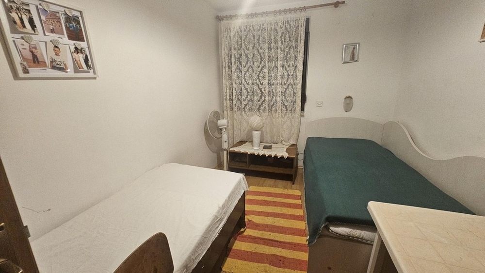 Ložnice se dvěma samostatnými lůžky a oknem