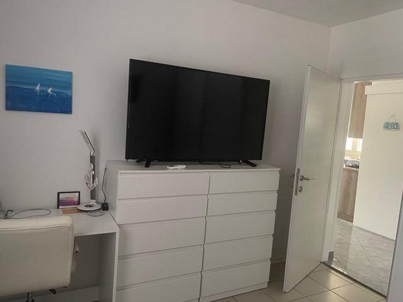 Ložnice s komodou a velkou TV