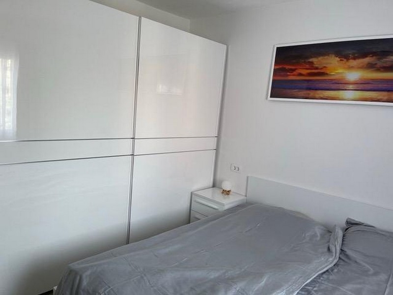 Ložnice s manželskou postelí a šatní skříní