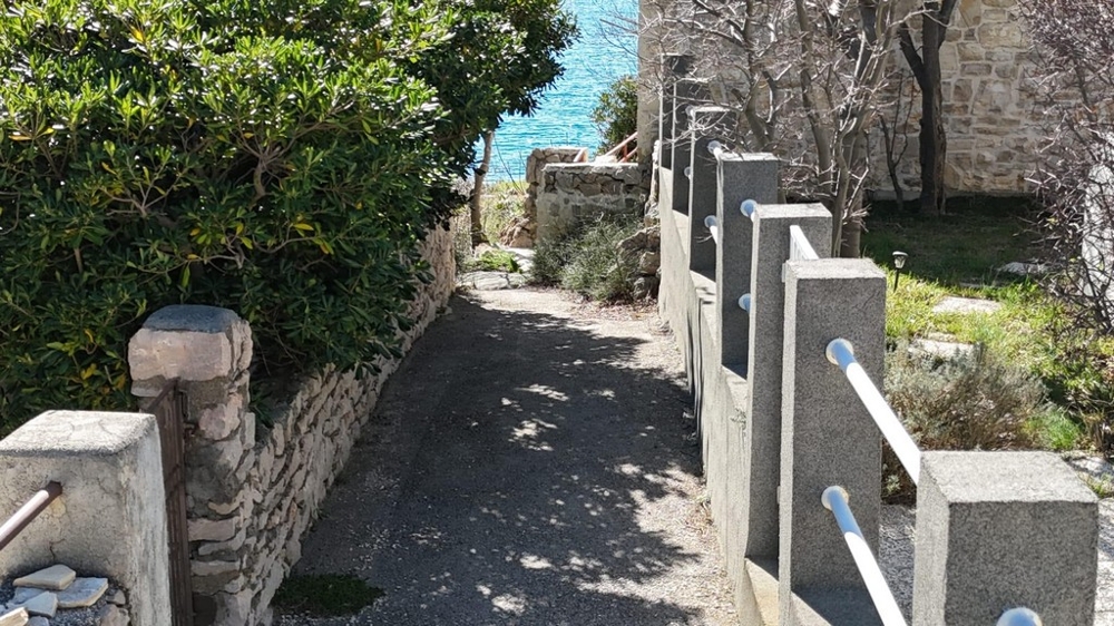 Přístup do moře přes zahradní cestu